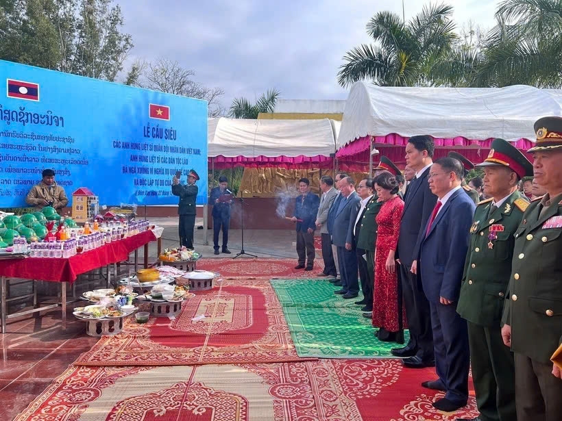 Commemoration of Vietnamese volunteer soldiers held in Laos